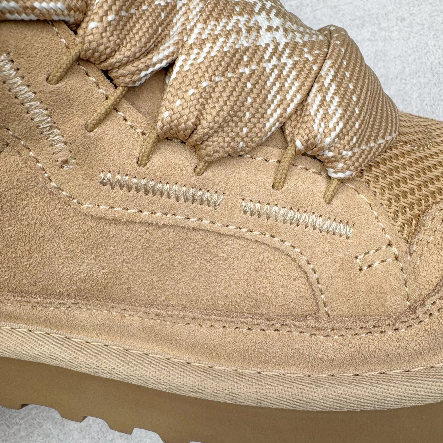 Pick up locally💰640 UGG 4032 Meyer autumn and winter sheepskin and fur integrated snow boots. All shoes are made of ZP from the same factory. Longfeng A-grade Australian imported sheepskin and fur integrated. Men's and women's boots brand OEM production line fully follows the ZP process. OEM original pattern maker adheres to the principle of no original shoes and no development selection. Pay attention to every detail. The most authentic version on the market TREADLITE "Light Wing" technology outsole Lightweight/durable/flexible/pile size: 35 36 37 38 39 40 41 42 43 44 45 Coding: by3936030
